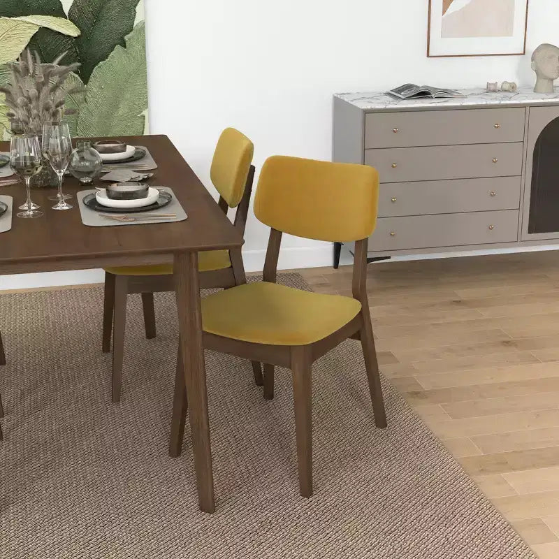 Set aus 2 dunkelgelben Samt-Esszimmerstühlen mit Beinen aus Massivholz, gepolsterter Sitzfläche und Rückenlehne, armlose Stühle für Küche, Ess- oder Wohnzimmer