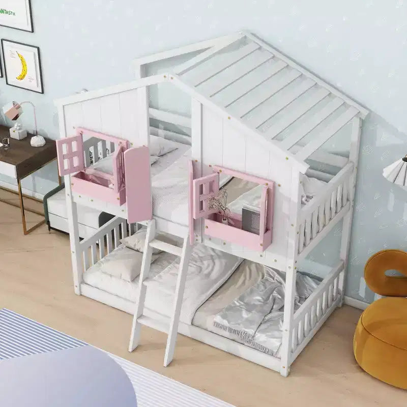 Litera de dos camas individuales con diseño de casita, techo y ventana, con diseño de seguridad de poca altura