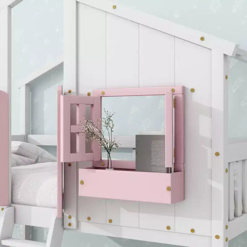 Litera de dos camas individuales con diseño de casita, techo y ventana, con diseño de seguridad de poca altura