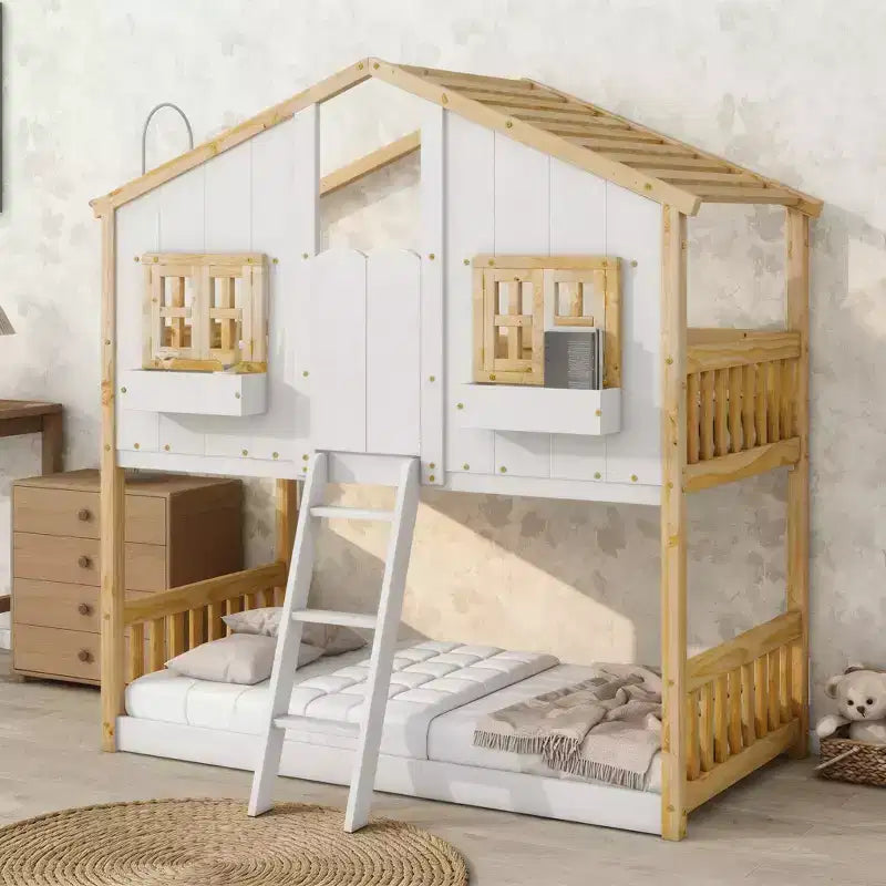 Litera de dos camas individuales con diseño de casita, techo y ventana, con diseño de seguridad de poca altura