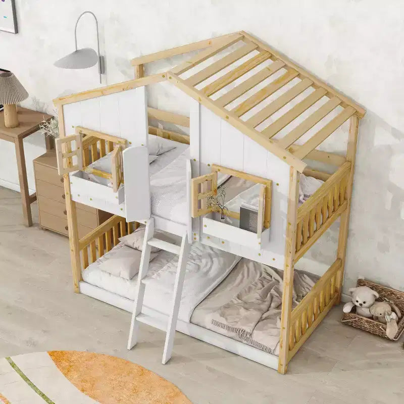 Litera de dos camas individuales con diseño de casita, techo y ventana, con diseño de seguridad de poca altura