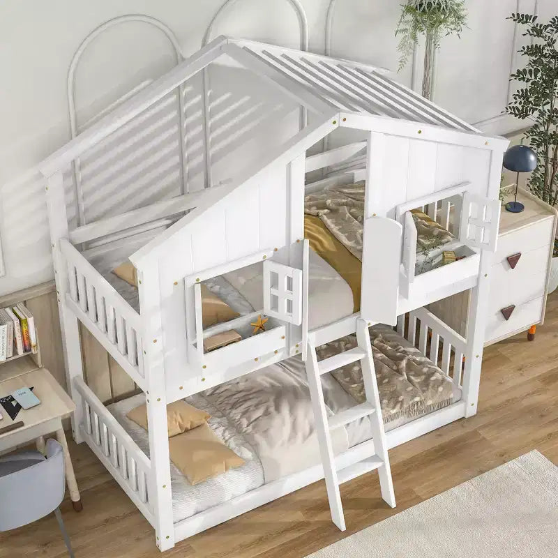 Litera de dos camas individuales con diseño de casita, techo y ventana, con diseño de seguridad de poca altura