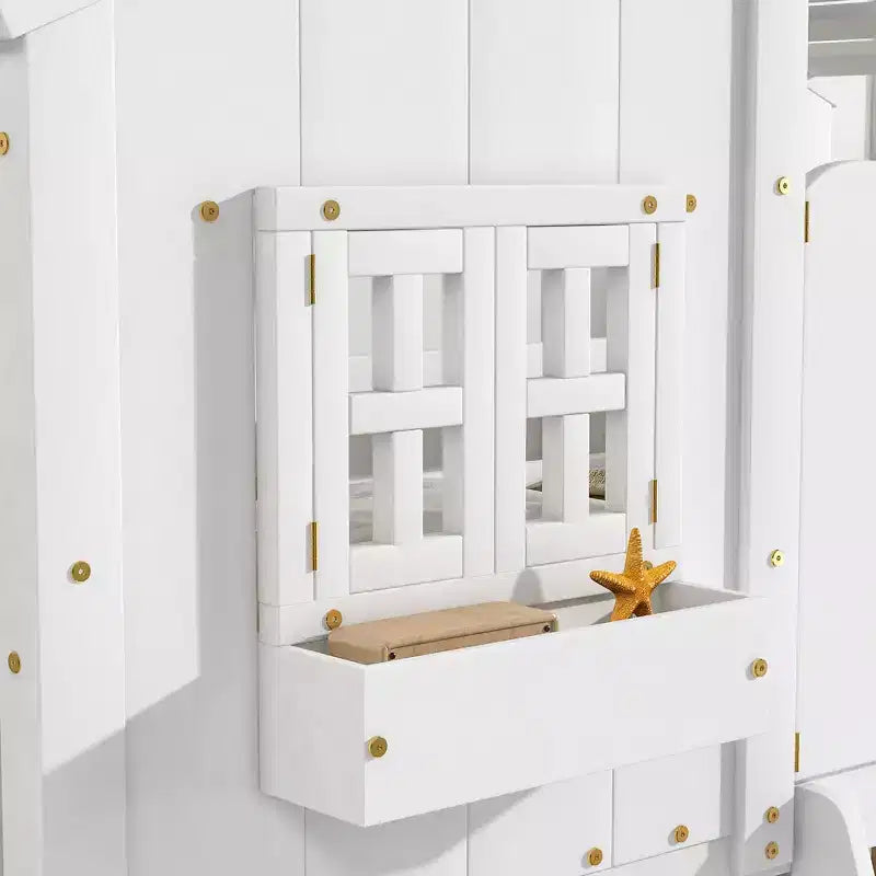 Litera de dos camas individuales con diseño de casita, techo y ventana, con diseño de seguridad de poca altura