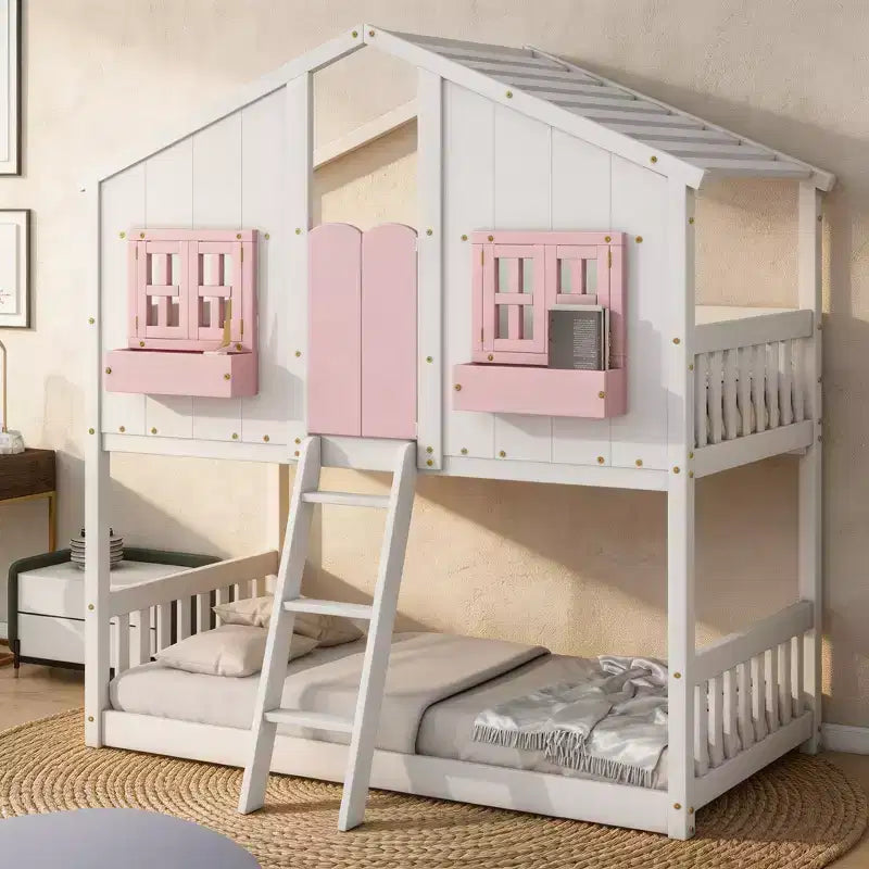 Litera de dos camas individuales con diseño de casita, techo y ventana, con diseño de seguridad de poca altura
