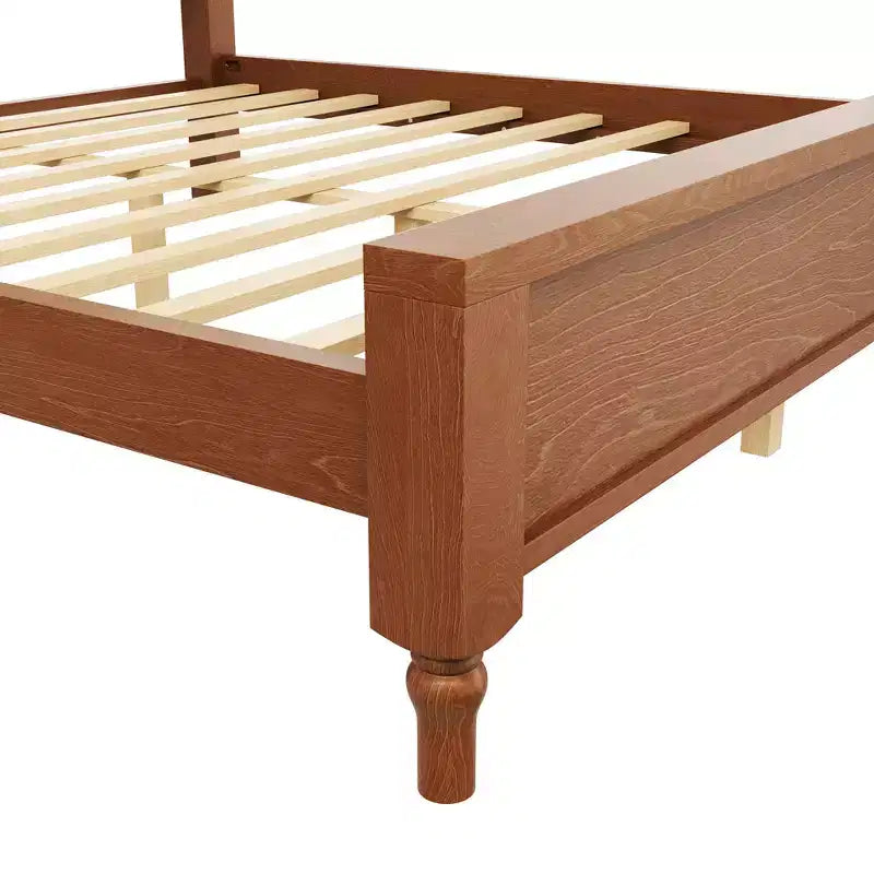 Holzbett mit gepolstertem Kopfteil