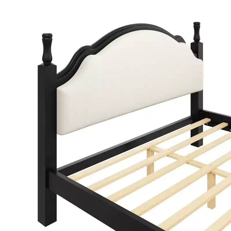 Holzbett mit gepolstertem Kopfteil