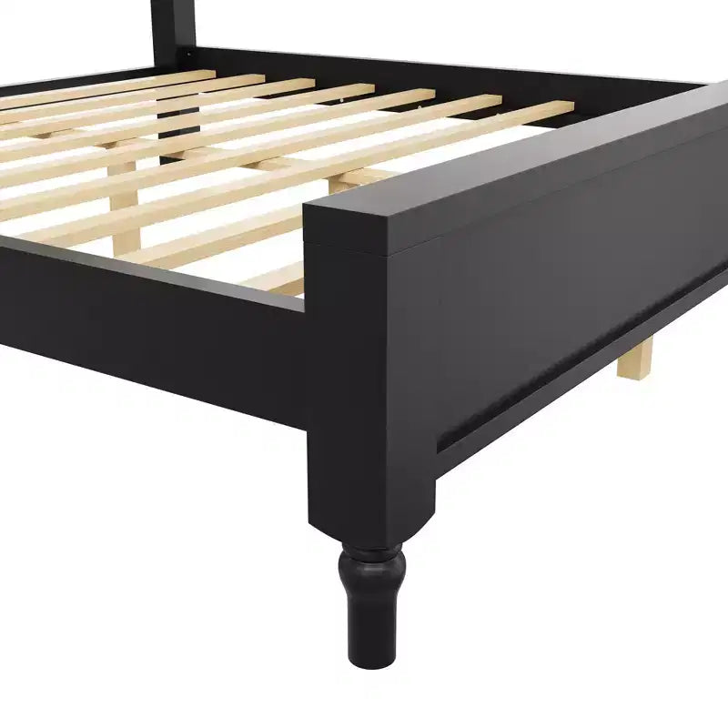 Holzbett mit gepolstertem Kopfteil