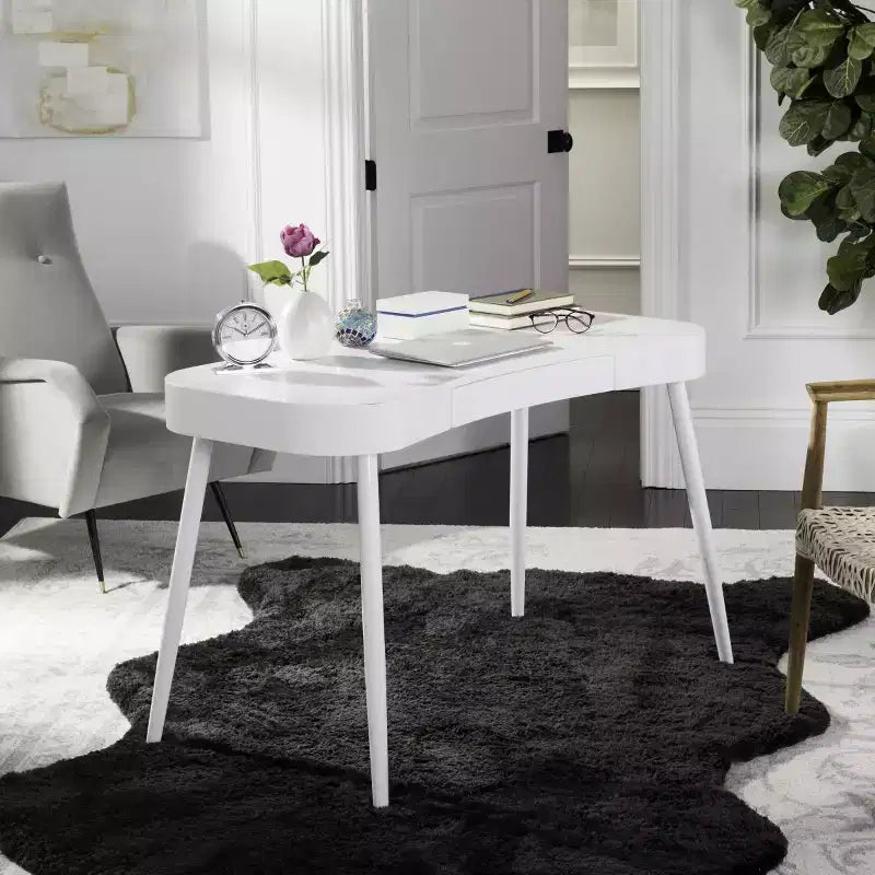 Weißer Schreibtisch, moderner Schreibtisch fürs Homeoffice, großzügige Arbeitsfläche und platzsparendes Design