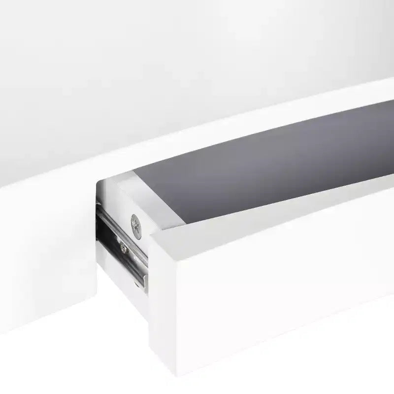 Weißer Schreibtisch, moderner Schreibtisch fürs Homeoffice, großzügige Arbeitsfläche und platzsparendes Design